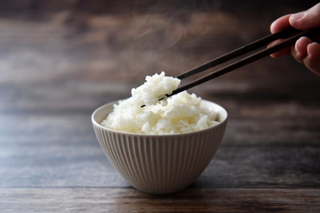 炊きたてのご飯をお箸で持ち上げた様子。家庭用精米機で精米したての美味しさをイメージ